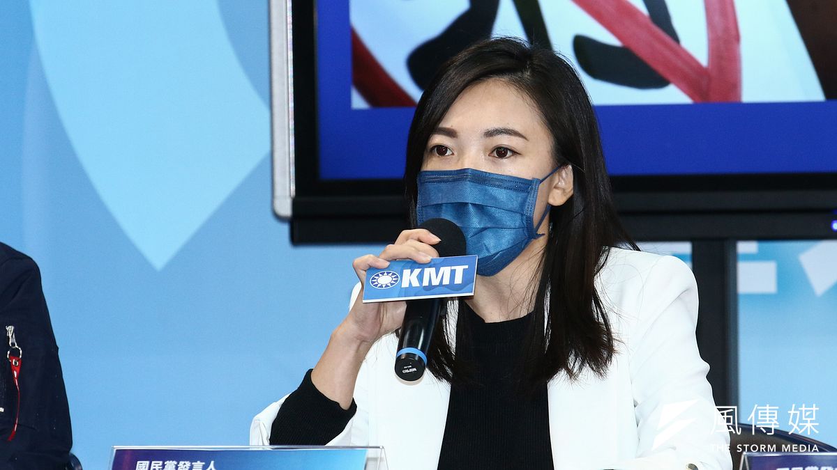 國民黨文傳會召開「高物價低薪資,為青世代發聲!」記者會,圖為發言人白喬茵。(蔡親傑攝) 國民黨文傳會召開「高物價低薪資,為青世代發聲!」記者會,圖為發言人白喬茵。(蔡親傑攝)