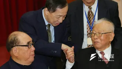 國民黨主席朱立倫岳丈高育仁(中),8日出席新同盟會春酒,與前行政院長郝柏村(左)、前退輔會主委許歷農(右)互動熱絡。(吳逸驊攝)