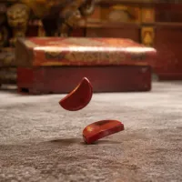 走進台灣廟宇,經常可以看到有人站在神明面前,雙手捧著兩塊紅色、半月形的筊杯,低聲說完自己的姓名、住址和想詢問的事情後,再把筊杯往地上一擲。(示意圖/Chatgpt) 走進台灣廟宇,經常可以看到有人站在神明面前,雙手捧著兩塊紅色、半月形的筊杯,低聲說完自己的姓名、住址和想詢問的事情後,再把筊杯往地上一擲。(示意圖/Chatgpt)