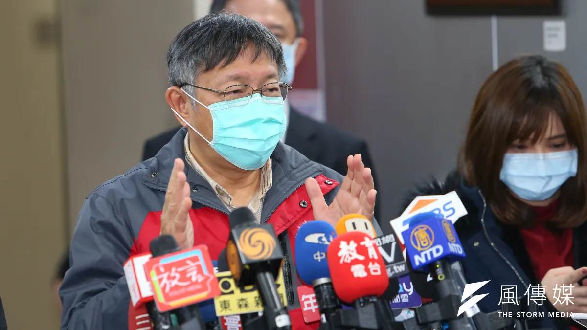 台北市長柯文哲30日戴上口罩接受媒體聯訪。(顏麟宇攝)