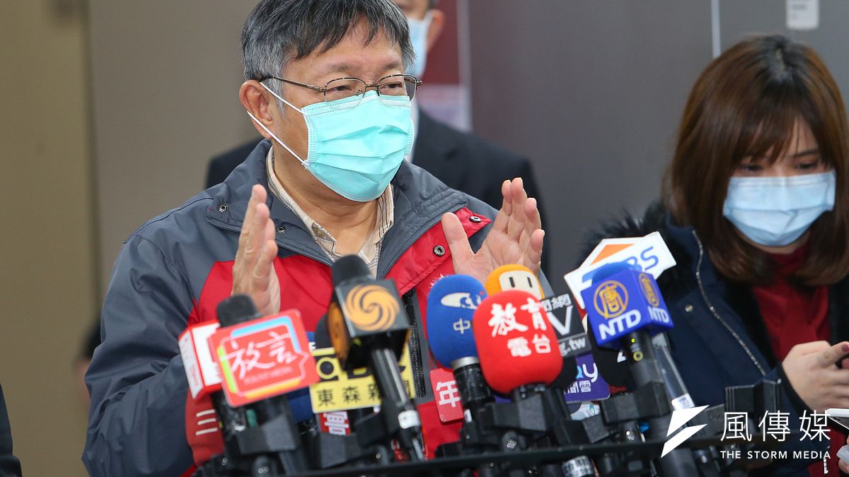 台北市長柯文哲30日戴上口罩接受媒體聯訪。(顏麟宇攝) 台北市長柯文哲30日戴上口罩接受媒體聯訪。(顏麟宇攝)