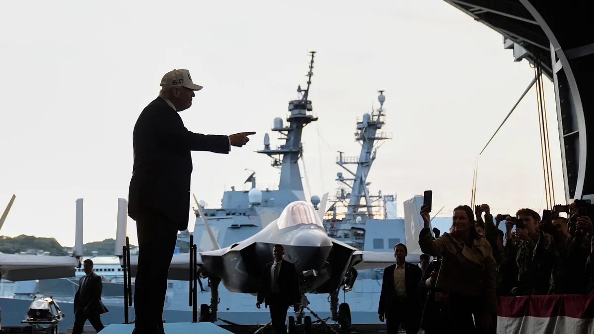 2025年10月28日、日本の高市早苗首相がトランプ米大統領に同行し、横須賀の米軍基地を視察する(AP通信) 2025年10月28日、日本の高市早苗首相がトランプ米大統領に同行し、横須賀の米軍基地を視察する(AP通信)