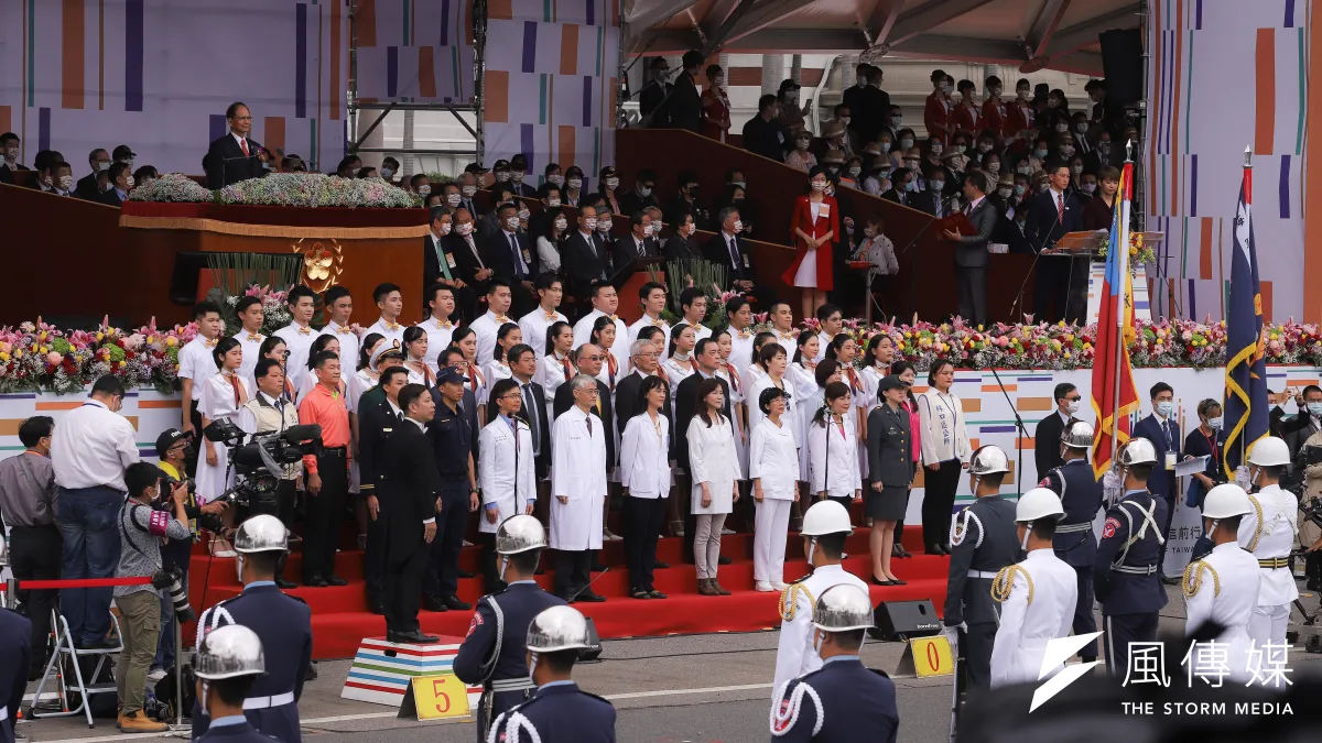 作者認為,中華民國是一個多種族、多元文化的民主國家,不是中國人單一民族國家,更不是專屬於中國人的國家。圖為109年國慶典禮,邀請防疫團隊上台演唱。(資料照,陳品佑攝)