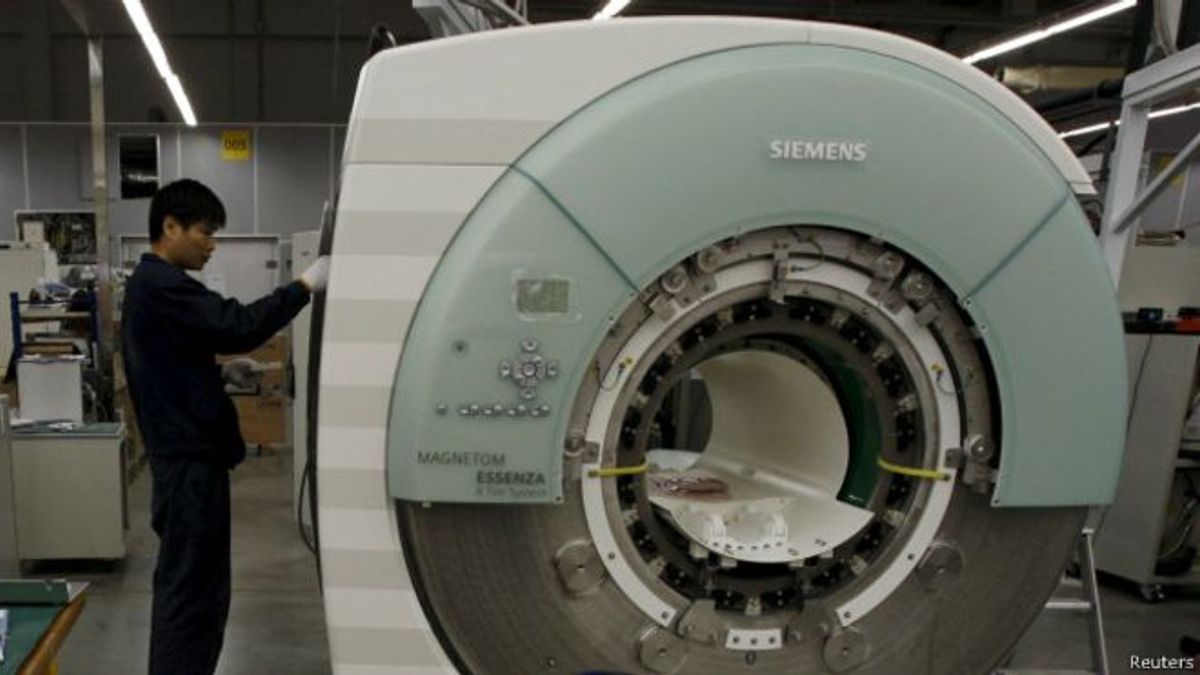 中國國家工商總局發言人周一否認對西門子公司展開了賄賂調查(圖為深圳工業園區工人組裝德國西門子核磁共震儀,資料照片)。(BBC中文網) 中國國家工商總局發言人周一否認對西門子公司展開了賄賂調查(圖為深圳工業園區工人組裝德國西門子核磁共震儀,資料照片)。(BBC中文網)