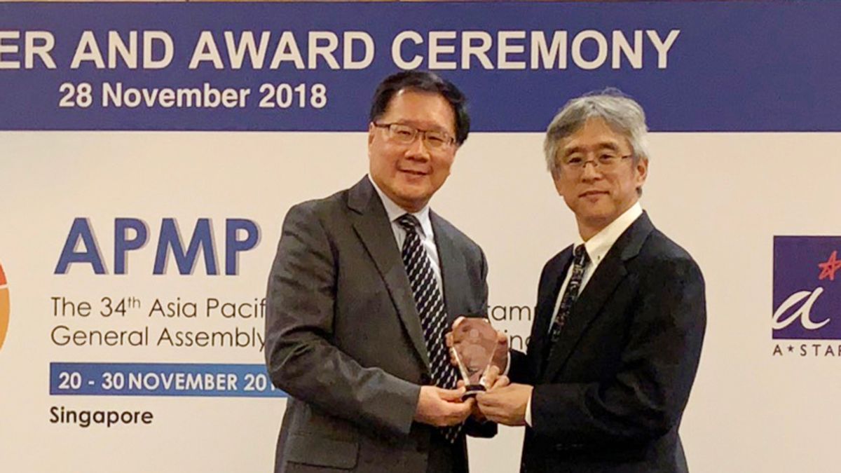 「亞太計量組織」大會主席 Dr.Toshiyuki Takatsuji(右)頒發「亞太計量成就獎」予工研院協理段家瑞(左)。(圖/工研院提供) 「亞太計量組織」大會主席 Dr.Toshiyuki Takatsuji(右)頒發「亞太計量成就獎」予工研院協理段家瑞(左)。(圖/工研院提供)