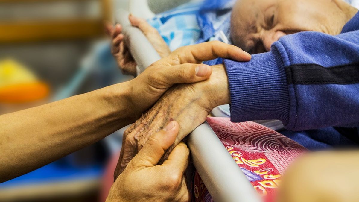 先後經歷了先生和父親兩種截然不同的告別,周怡芬感觸很深刻,她表示面對死亡的準備非常重要,每個人都應思考放棄急救的可行性,考慮善終的選項。生命的最後一段路可以全家人陪在一塊,說說心裡感謝的話,讓生死能兩相安。(圖/pixabay)(示意圖,非本人) 先後經歷了先生和父親兩種截然不同的告別,周怡芬感觸很深刻,她表示面對死亡的準備非常重要,每個人都應思考放棄急救的可行性,考慮善終的選項。生命的最後一段路可以全家人陪在一塊,說說心裡感謝的話,讓生死能兩相安。(圖/pixabay)(示意圖,非本人)