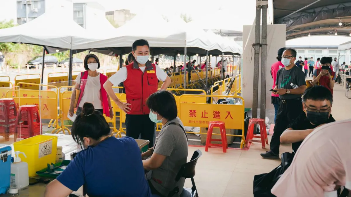 新竹市長林智堅20日宣布,經過與竹市5大醫院協調,將陸續開設平日晚間疫苗施打門診,讓民眾能更方便完成接種。(新竹市政府提供)