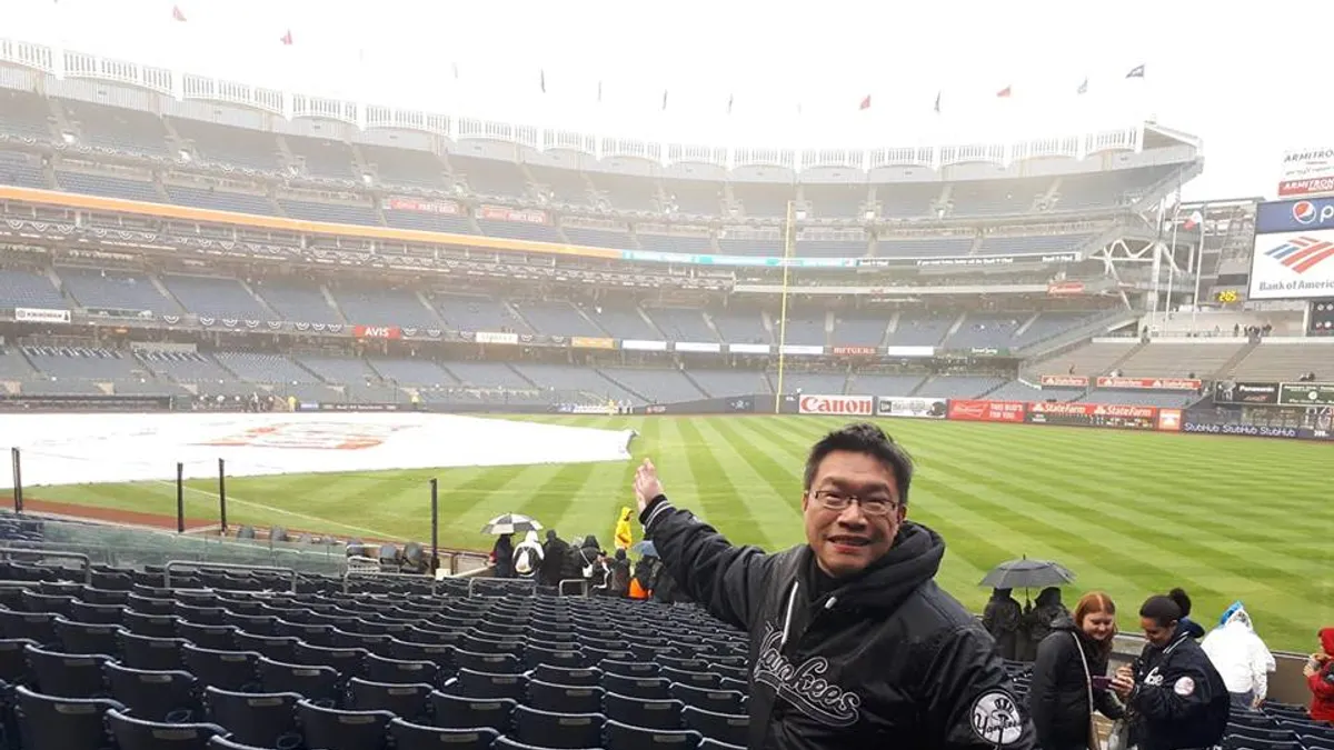 喜愛棒球和運動的憲哥近年關注運動平權議題。(謝文憲提供) 喜愛棒球和運動的憲哥近年關注運動平權議題。(謝文憲提供)