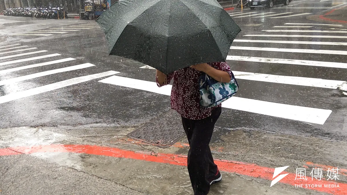 雙十連假將至,一低壓雲系自菲律賓東方海面穿過巴士海峽進入南海,恐成為第19號颱風,或影響雙十節天氣。(資料照,顏麟宇攝)