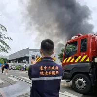 北屯工地火警,中市環保局派員在現場監測空氣品質狀況。(圖/台中市政府) 北屯工地火警,中市環保局派員在現場監測空氣品質狀況。(圖/台中市政府)