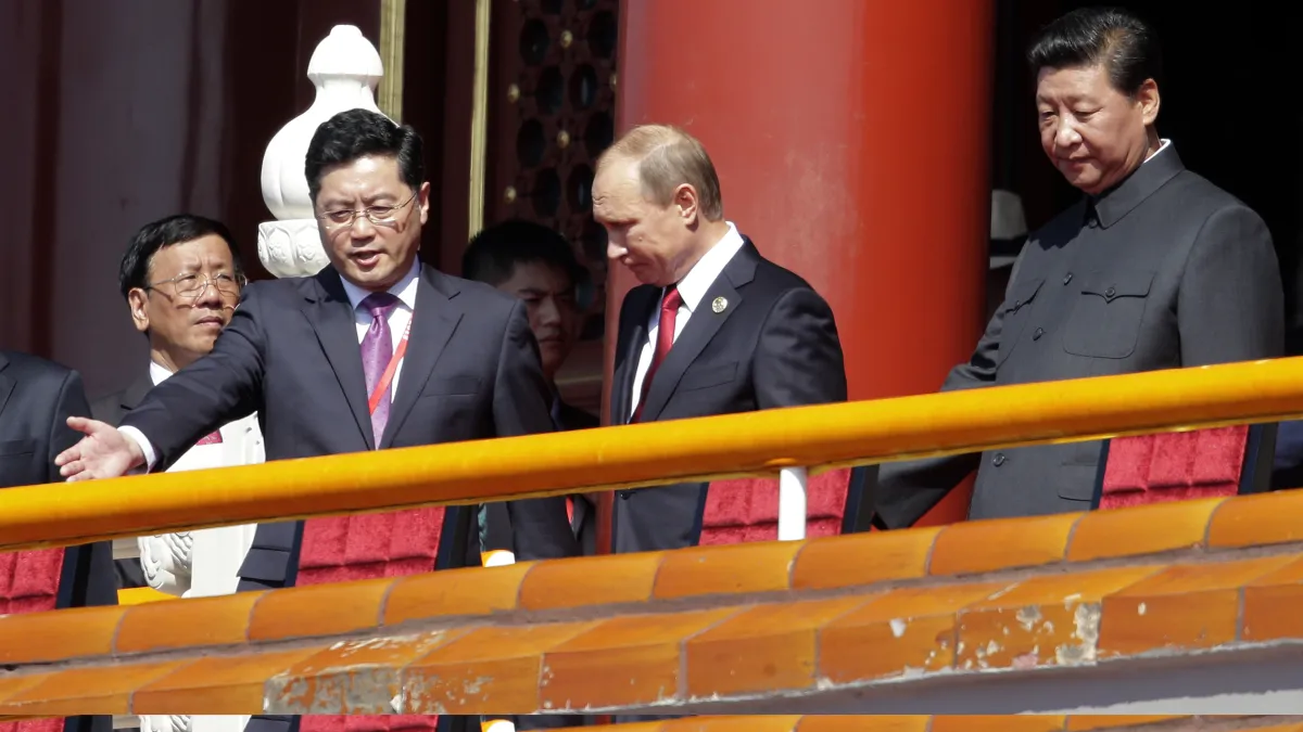 中國向蘇聯靠攏,讓美蘇在冷戰時期謀對諜。圖為俄羅斯總統普京觀禮九三中國大閱兵(美聯社)