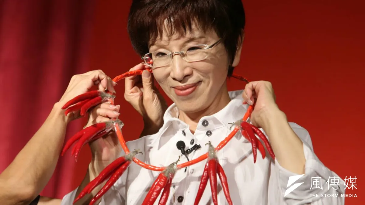 國民黨總統參選人洪秀柱13日赴桃園市拜票,她表示,參選後一路歷經妖魔鬼怪,但她相信自己一定能成為浴火鳳凰。(吳逸驊攝)