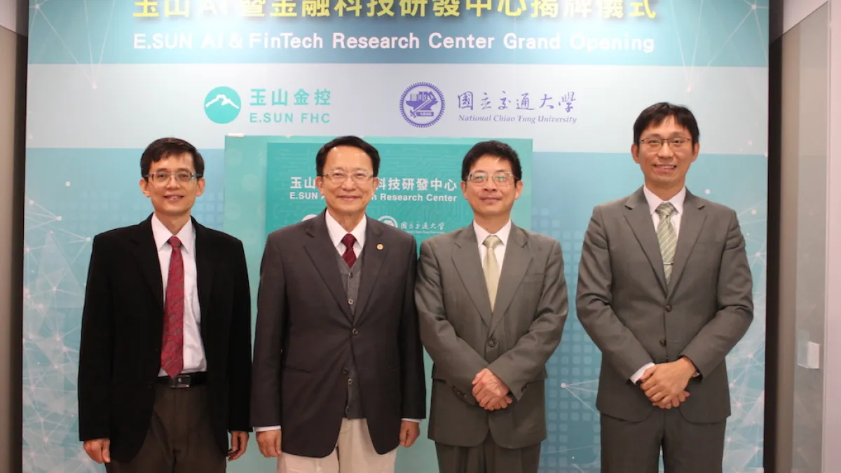 交大電子資訊研究中心主任曾煜棋(左起)、交大校長張懋中、玉山金控暨玉山銀行總經理黃男州、玉山金控科技長陳昇瑋合影留念。(圖/交通大學提供)