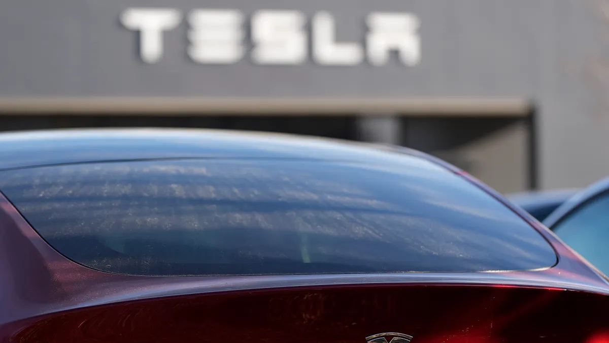 一名特斯拉司機要求女童為水壺漏水賠償41000元。(示意圖/美聯社) 一名特斯拉司機要求女童為水壺漏水賠償41000元。(示意圖/美聯社)