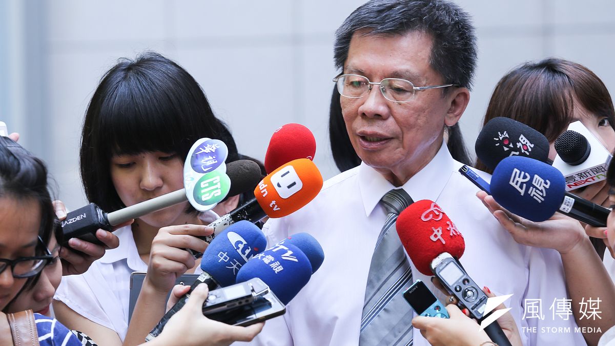 前台北市長郝龍斌願意到南部藍營艱困選區參選立委,前立委沈富雄8日在臉書表示,要給他「拍拍手」。(資料照,林韶安攝) 前台北市長郝龍斌願意到南部藍營艱困選區參選立委,前立委沈富雄8日在臉書表示,要給他「拍拍手」。(資料照,林韶安攝)