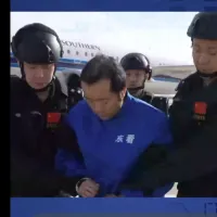 中国公安部が公開した、詐欺グループ、太子集団(プリンス・グループ)の陳志会長をカンボジアから移送する過程を収めた映像。(『環球時報』のX公式アカウントより転載) 中国公安部が公開した、詐欺グループ、太子集団(プリンス・グループ)の陳志会長をカンボジアから移送する過程を収めた映像。(『環球時報』のX公式アカウントより転載)