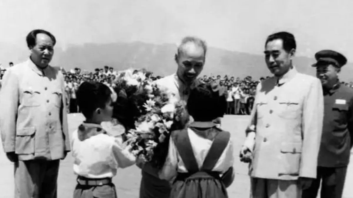 中國領導人表示中國是越南「可靠的,值得信賴的大後方」。毛澤東(左),周恩來(右二)和彭德懷(右)迎接來訪的越南領導人胡志明(左二)