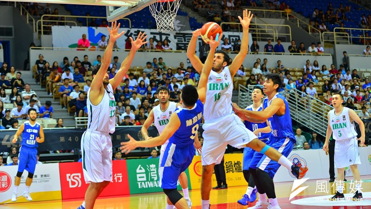中華藍控衛陳盈駿遭到伊朗包夾,出手後也隨即遭到封阻。 (金茂勛攝) 中華藍控衛陳盈駿遭到伊朗包夾,出手後也隨即遭到封阻。 (金茂勛攝)