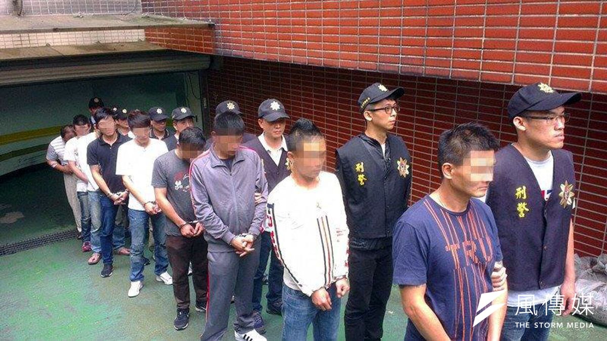 警方逮捕暖暖組合楊姓首腦等黑幫成員。(圖/張毅攝) 警方逮捕暖暖組合楊姓首腦等黑幫成員。(圖/張毅攝)