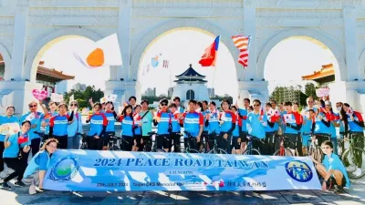 韓國善正高中學生來台參與「和平之路」自行車活動,23日於自由廣場出發。(圖/全球和平聯盟提供)