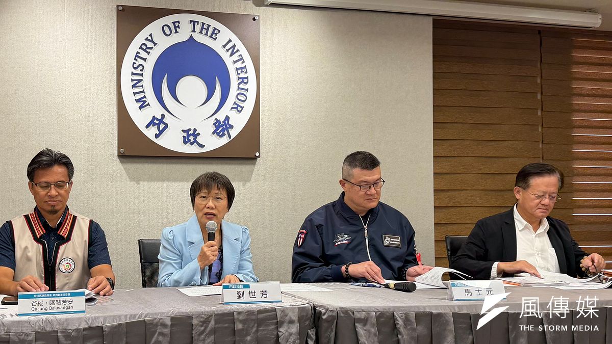 內政部政務次長馬士元(右二)說要對小紅書「超前部署」,就像預知犯罪的神諭者,對小紅書重拳出擊,卻拿不出具體數據、明確程序佐證。(鍾秉哲攝) 內政部政務次長馬士元(右二)說要對小紅書「超前部署」,就像預知犯罪的神諭者,對小紅書重拳出擊,卻拿不出具體數據、明確程序佐證。(鍾秉哲攝)