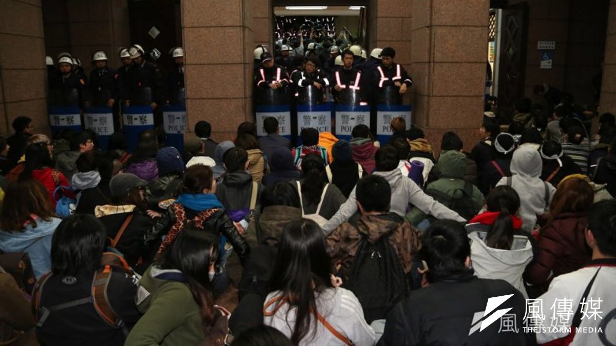 前行政院長江宜樺感嘆,「正義經常遲來,但不會不來。」圖為2014年3月24日晚間,部分佔領立法院的學運成員,闖入並佔領行政院。(資料照,余志偉攝) 前行政院長江宜樺感嘆,「正義經常遲來,但不會不來。」圖為2014年3月24日晚間,部分佔領立法院的學運成員,闖入並佔領行政院。(資料照,余志偉攝)