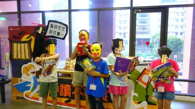 新北市立圖書館江子翠分館特別推出另類的「閱讀大普渡」,用豐盛的精神食糧犒賞好兄弟,帶大家認識臺灣重要的地方中元文化。 (圖/新北市立圖書館提供)