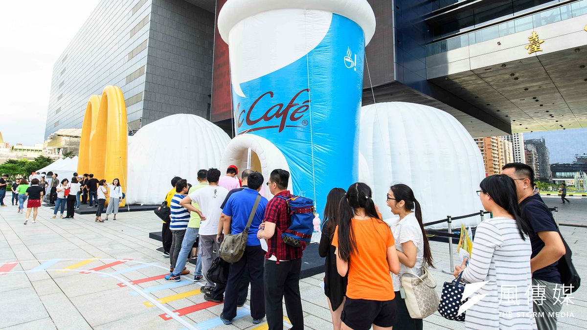 「2018麥當勞招募列車」現場安排歡樂的巨型泡泡屋、遊園小火車及人才地圖與產銷履歷食材等多種互動遊戲,闖關完成立即安排求職者面試。(圖/曾家祥攝) 「2018麥當勞招募列車」現場安排歡樂的巨型泡泡屋、遊園小火車及人才地圖與產銷履歷食材等多種互動遊戲,闖關完成立即安排求職者面試。(圖/曾家祥攝)