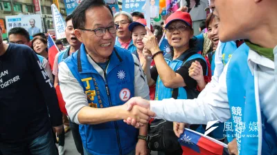 國民黨台北市長候選人丁守中(見圖)30日在黨籍市議員候選人、里長的陪同下,於松山信義區掃街拜票。(顏麟宇攝)