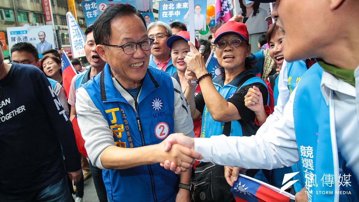 國民黨台北市長候選人丁守中(見圖)30日在黨籍市議員候選人、里長的陪同下,於松山信義區掃街拜票。(顏麟宇攝) 國民黨台北市長候選人丁守中(見圖)30日在黨籍市議員候選人、里長的陪同下,於松山信義區掃街拜票。(顏麟宇攝)