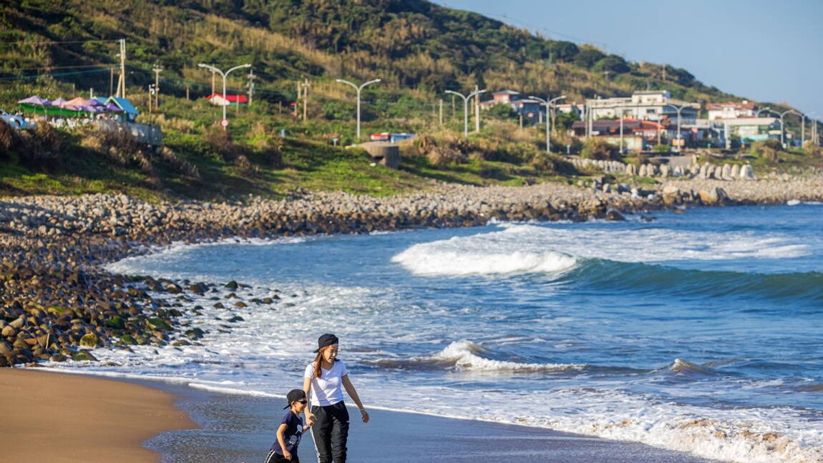 金山中角灣是北海岸名聞遐邇的衝浪天堂,淺灘區沙子細膩少有石頭。 (圖/新北市觀旅局提供) 金山中角灣是北海岸名聞遐邇的衝浪天堂,淺灘區沙子細膩少有石頭。 (圖/新北市觀旅局提供)