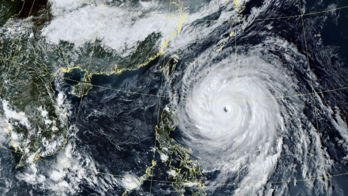 氣象專家賈新興指出,薔琵雖然可能在接近台灣時減弱為中度颱風,但基隆、台北、新北、桃園、新竹縣市、宜蘭及花蓮北部等8縣市,都可能遭暴風圈掃過。(圖/氣象署提供)