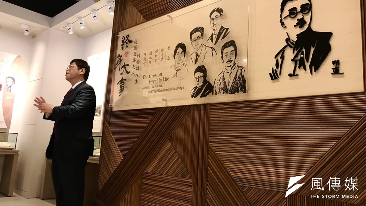 中研院在胡適紀念館,舉行「終身大事」主題特展,回顧五四知識份子感情與婚姻生活。圖為胡適紀念館長潘光哲說明特展。(吳尚軒攝)