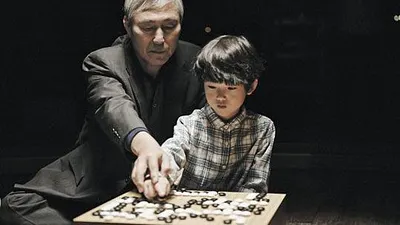 拿下10餘座國際冠軍獎盃的曹薰鉉,是南韓公認民族英雄、以及學棋孩子的偶像,他也參與韓劇《未生》的拍攝。《미생》影片截圖,圖片來源:http://goo.gl/fQWyuc