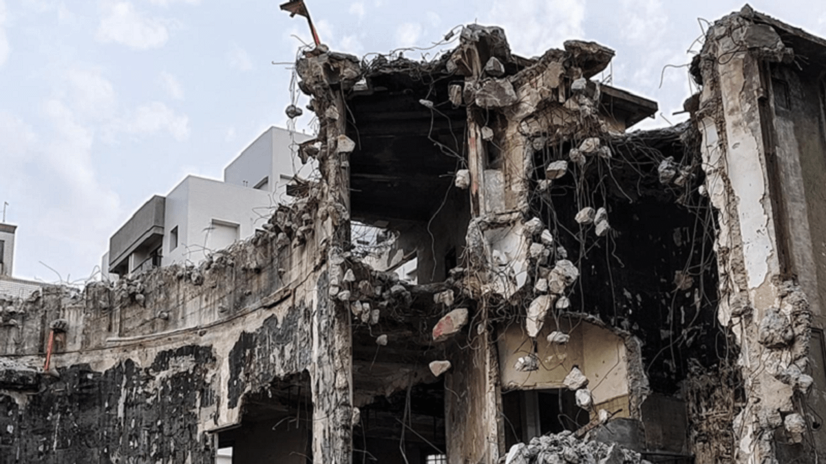 啟用於日據時代的台中東區天外天劇場,如今已成斷垣殘壁。(作者友人提供) 啟用於日據時代的台中東區天外天劇場,如今已成斷垣殘壁。(作者友人提供)