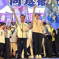 新竹で国民党・民衆党連携の戦術が功を奏し、新竹市長の高虹安氏と国民党立法委員の鄭正鈐氏がリコールを乗り越えた。(写真/方詠騰撮影) 新竹で国民党・民衆党連携の戦術が功を奏し、新竹市長の高虹安氏と国民党立法委員の鄭正鈐氏がリコールを乗り越えた。(写真/方詠騰撮影)