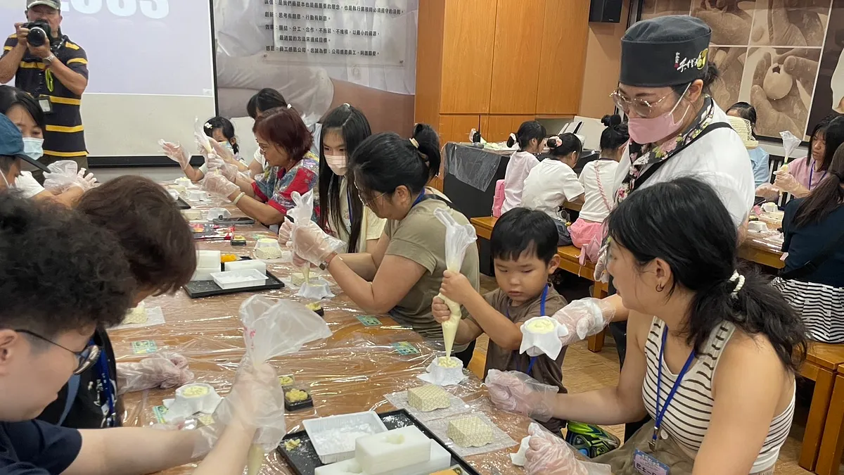手信坊創意和菓子文化館以日式和風空間及細緻的和菓子工藝著名。(圖/新北市經發局提供) 手信坊創意和菓子文化館以日式和風空間及細緻的和菓子工藝著名。(圖/新北市經發局提供)