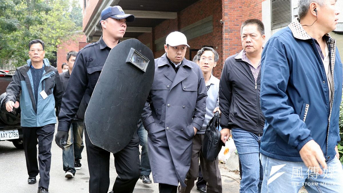 與航董事長林明昇原遭質疑是否涉違證交法、詐欺取財等罪嫌,北檢5日以罪嫌不足,做出不起訴處分。圖為日前林明昇遭遇興航員工抗議,於保全護衛下離去。(資料照,蘇仲泓攝) 與航董事長林明昇原遭質疑是否涉違證交法、詐欺取財等罪嫌,北檢5日以罪嫌不足,做出不起訴處分。圖為日前林明昇遭遇興航員工抗議,於保全護衛下離去。(資料照,蘇仲泓攝)