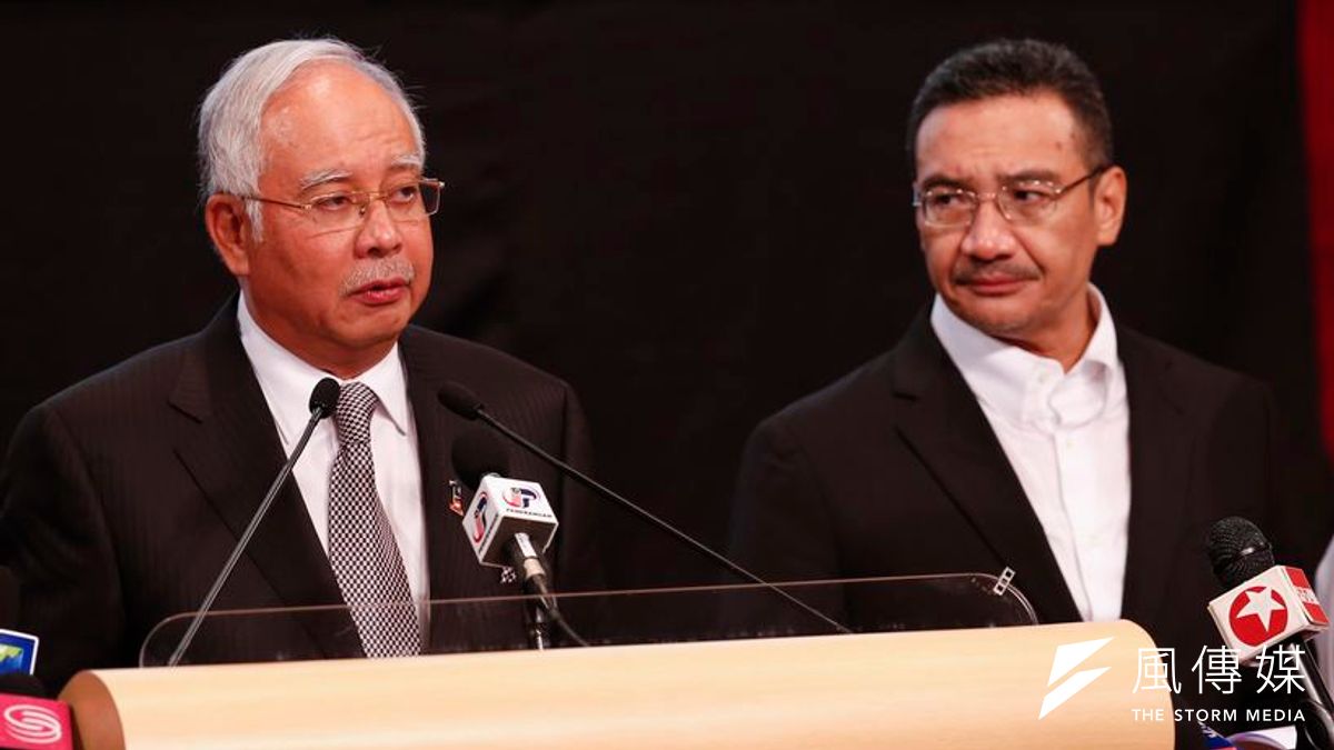 馬來西亞總理納吉布(左)及交通部長希山慕丁(右)召開記者會,確認馬航已墜毀(美聯社) 馬來西亞總理納吉布(左)及交通部長希山慕丁(右)召開記者會,確認馬航已墜毀(美聯社)