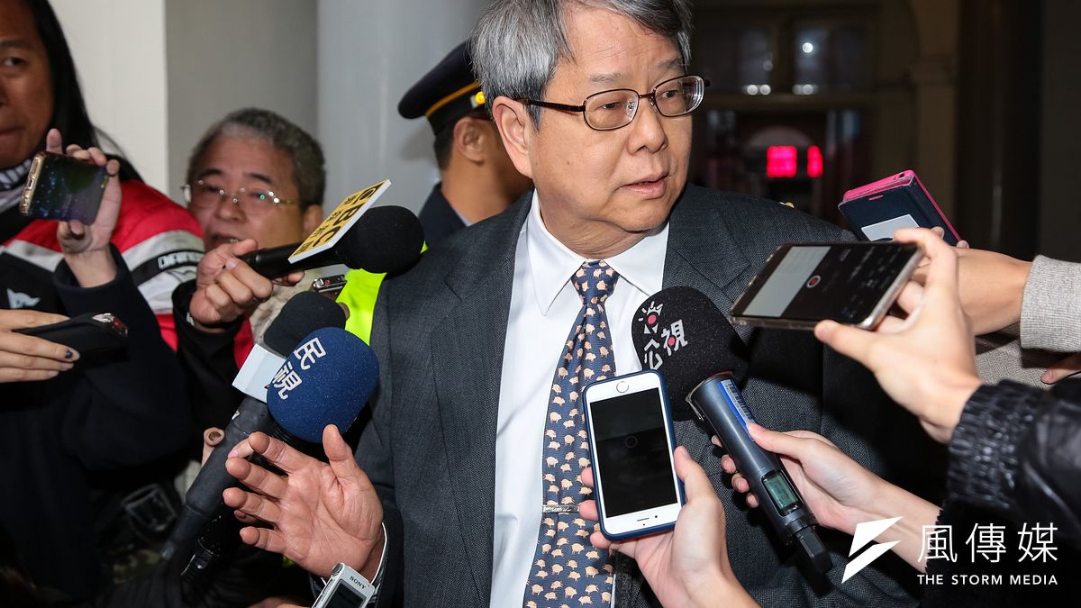 獨派團體21日至監察院外召開「向監院陳情調查扁案」聯合記者會,監委陳師孟出面接受陳情書。(顏麟宇攝) 獨派團體21日至監察院外召開「向監院陳情調查扁案」聯合記者會,監委陳師孟出面接受陳情書。(顏麟宇攝)