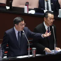 行政院長卓榮泰對多個已通過立法院表決的法案行使「不副署」權,遭在野黨炮轟是「獨裁濫權」。(陳品佑攝) 行政院長卓榮泰對多個已通過立法院表決的法案行使「不副署」權,遭在野黨炮轟是「獨裁濫權」。(陳品佑攝)