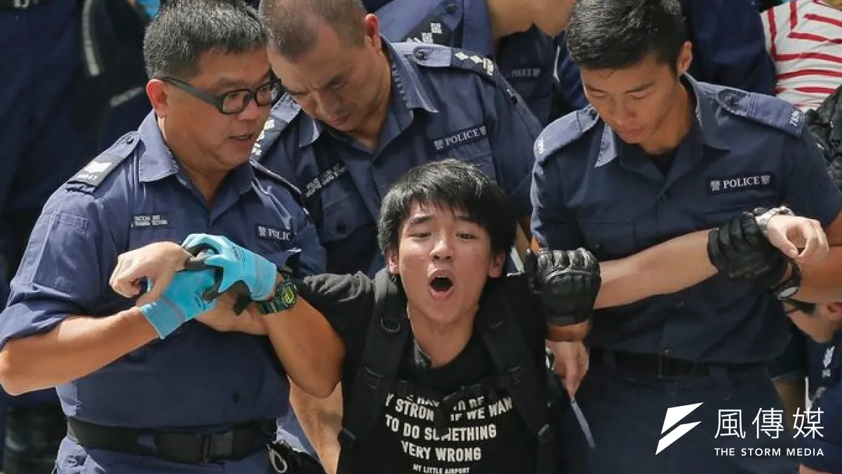 香港警方27日強制驅離佔領公民廣場的學生,引發各方譴責(美聯社)