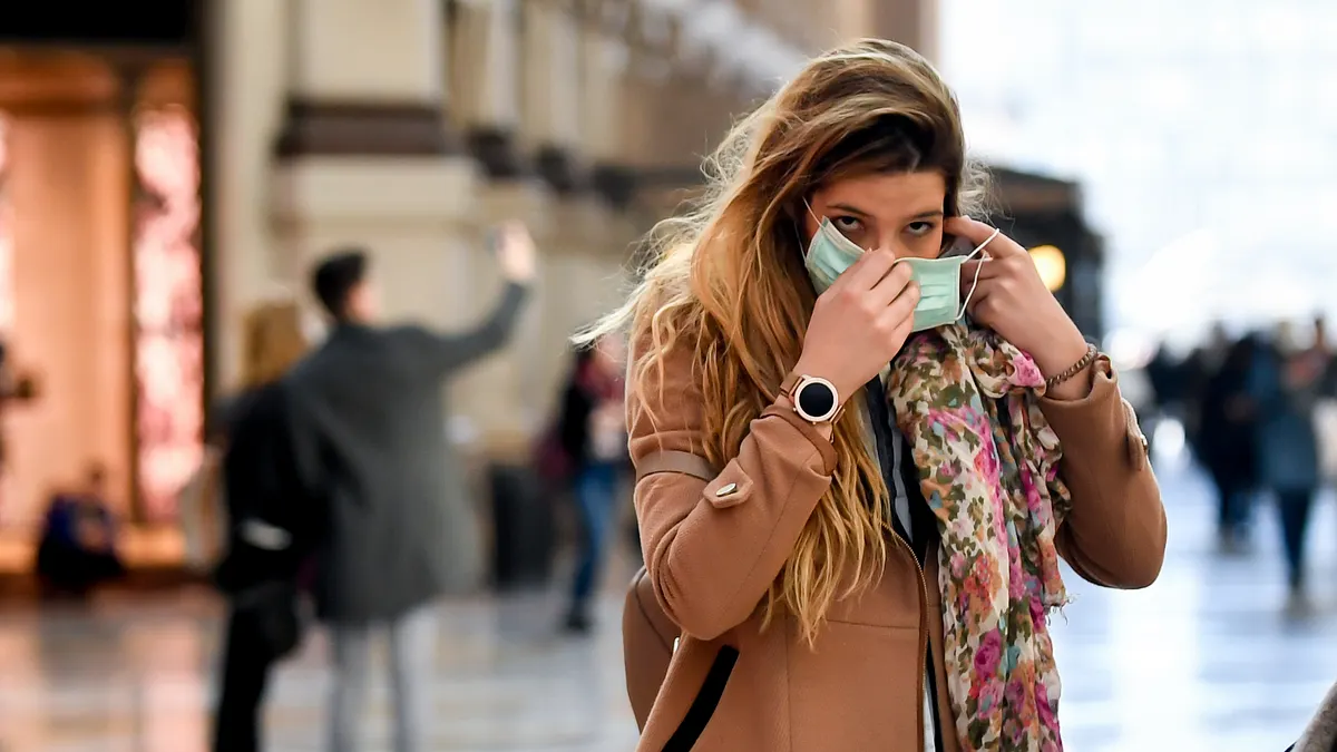 義大利新冠肺炎疫情延燒,米蘭市中心的民眾戴著口罩(美聯社)