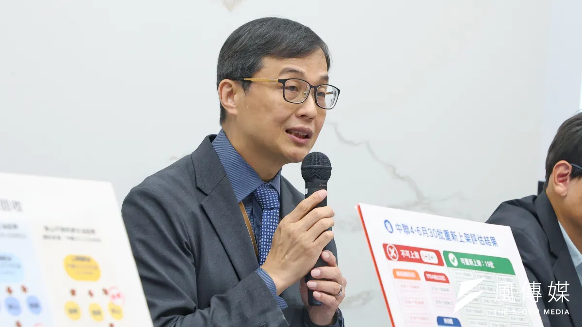 衛福部食藥署長姜至剛召開「食藥署公布中聯油脂預防性下架油品及其相關產品重新上架原則」記者會。(顏麟宇攝)