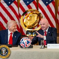 FIFA会長ジャンニ・インファンティーノ(右)が米国大統領トランプ氏を訪問。(AP通信) FIFA会長ジャンニ・インファンティーノ(右)が米国大統領トランプ氏を訪問。(AP通信)