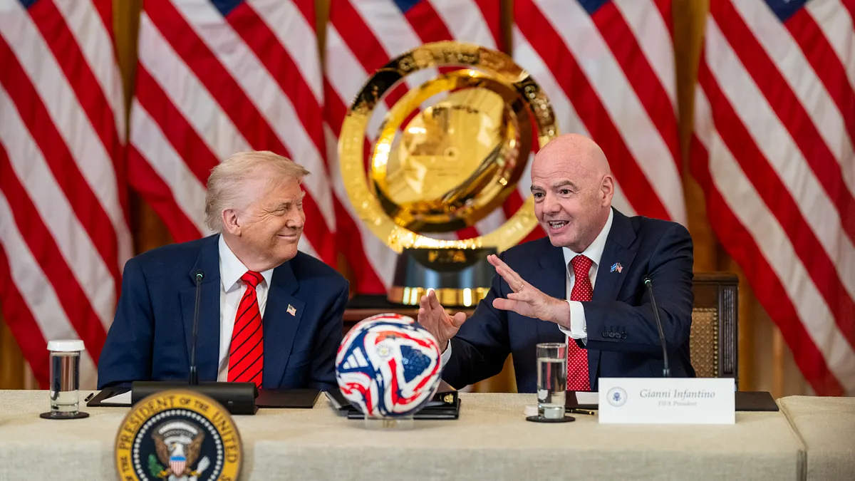 FIFA会長ジャンニ・インファンティーノ(右)が米国大統領トランプ氏を訪問。(AP通信) FIFA会長ジャンニ・インファンティーノ(右)が米国大統領トランプ氏を訪問。(AP通信)