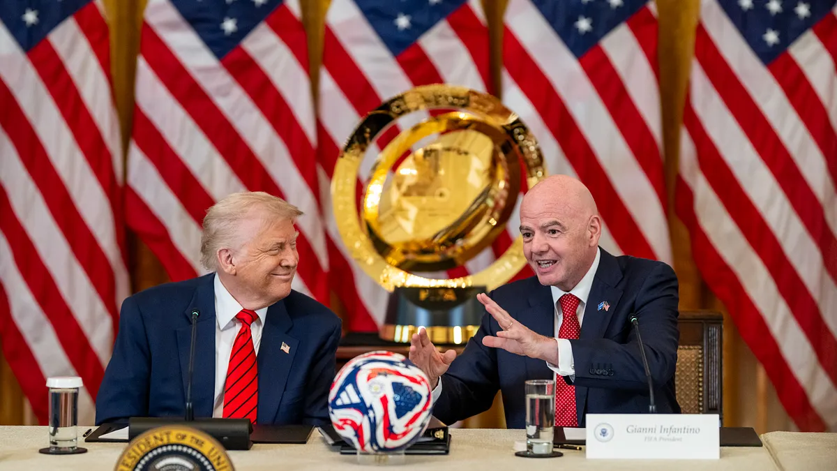 FIFA会長ジャンニ・インファンティーノ(右)が米国大統領トランプ氏を訪問。(AP通信) FIFA会長ジャンニ・インファンティーノ(右)が米国大統領トランプ氏を訪問。(AP通信)