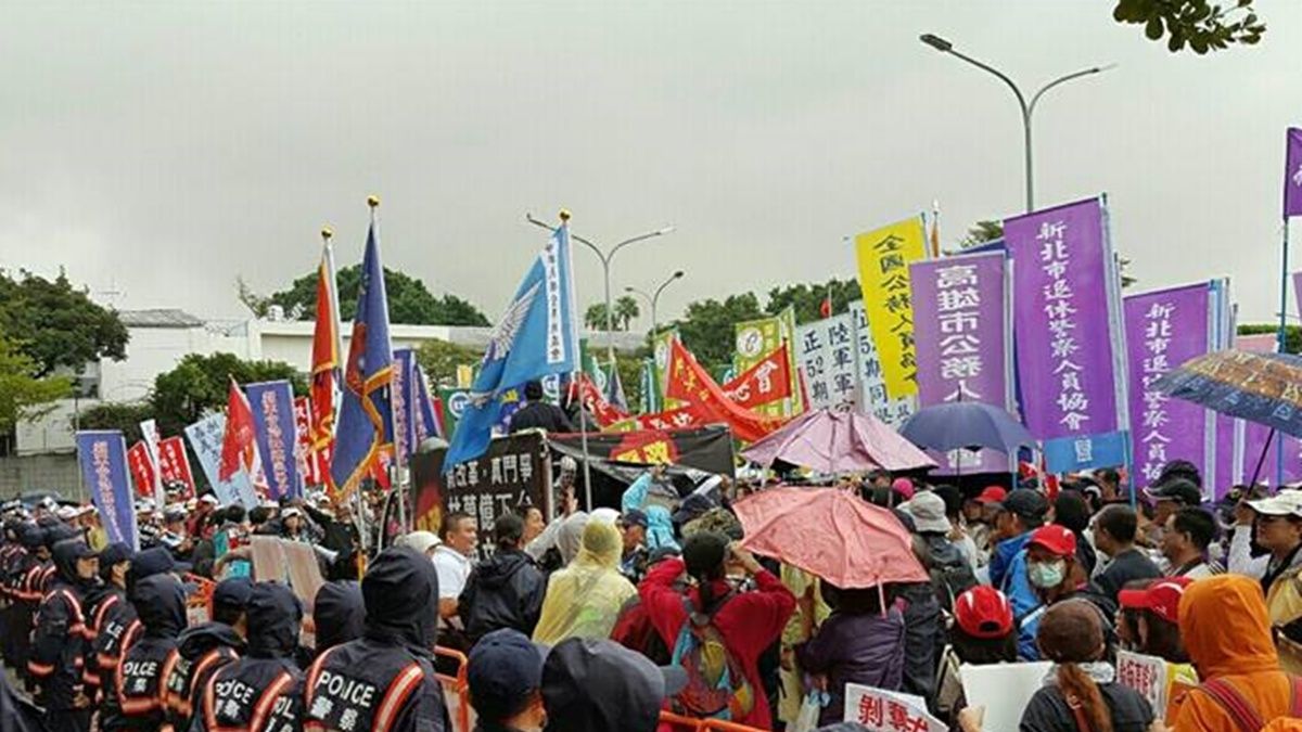 首場年改座談會爆警民衝突 郭芳煜倉皇宣布散會 首場年改座談會爆警民衝突 郭芳煜倉皇宣布散會