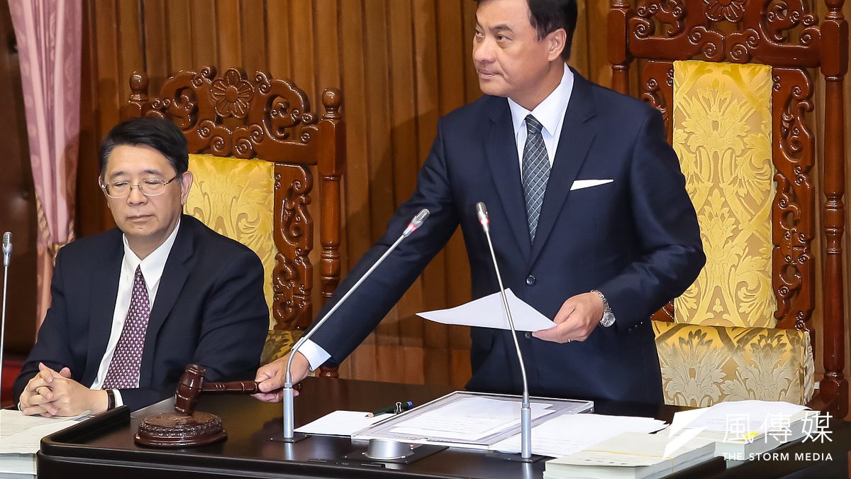 為提升台股量能,立法院院會今(11)日三讀通過《證券交易稅條例》修正案,將當沖交易稅率,從現行千分之3,減半降為千分之1.5。立法院長蘇嘉全11日於院會三讀後敲槌。(顏麟宇攝) 為提升台股量能,立法院院會今(11)日三讀通過《證券交易稅條例》修正案,將當沖交易稅率,從現行千分之3,減半降為千分之1.5。立法院長蘇嘉全11日於院會三讀後敲槌。(顏麟宇攝)