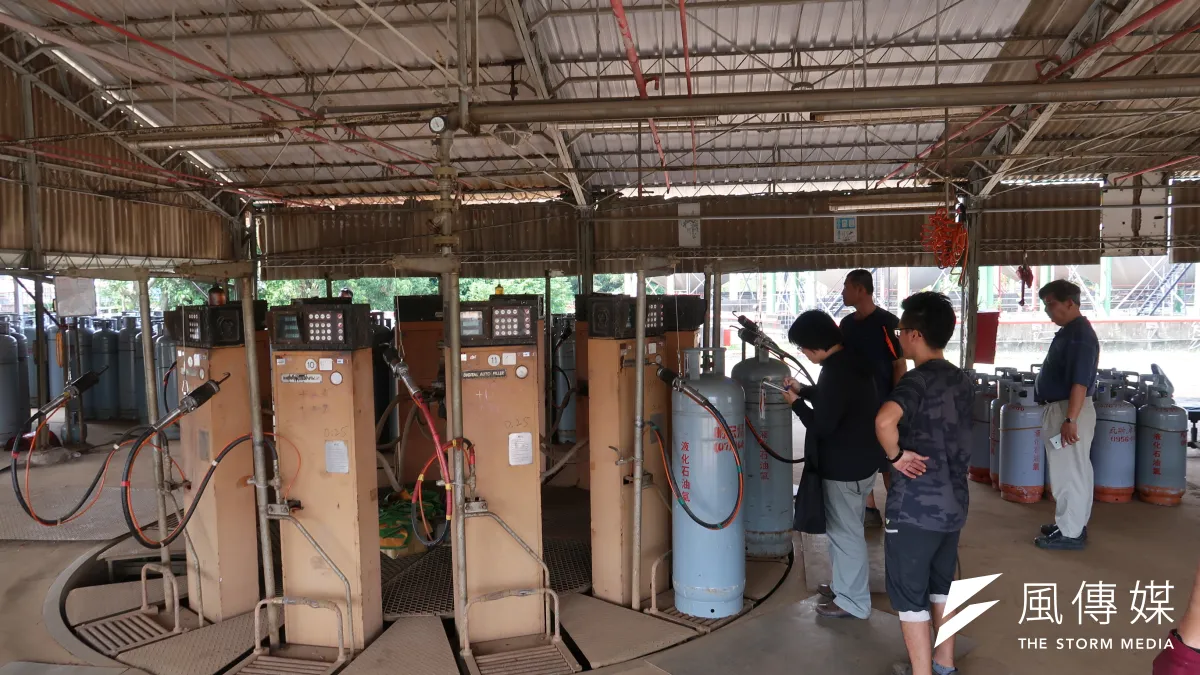 每年針對高市進行220家次分裝場及瓦斯行查核宣導工作,經發局至分裝場查核灌裝重量 。(圖/徐炳文攝)